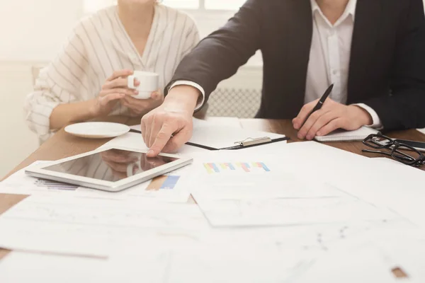 Compañeros de negocios señalando tableta digital — Foto de Stock