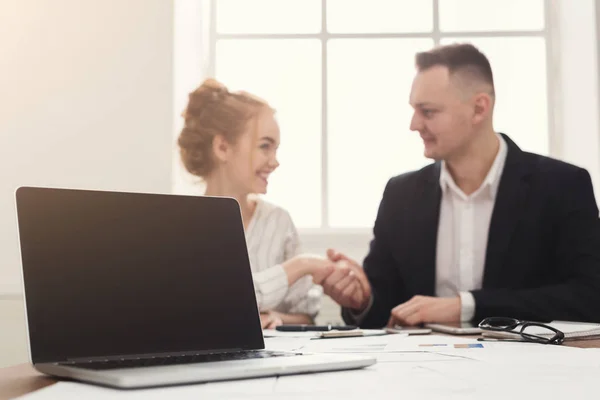 Moderne kantoor werkruimte, selectieve aandacht op laptop — Stockfoto