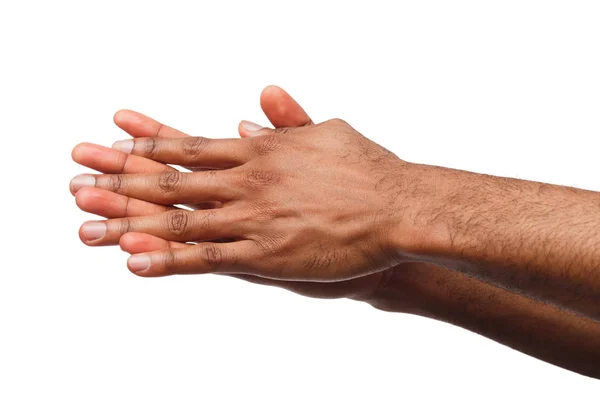 Schwarzer Mann trägt Handcreme auf weißem isolierten Hintergrund auf — Stockfoto