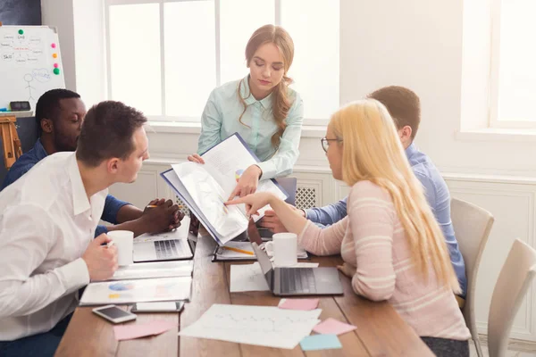 Zakelijke bijeenkomst. Jong team in het moderne kantoor — Stockfoto