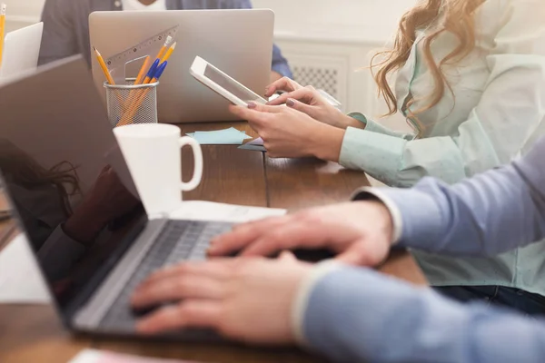 Empresários trabalhando no laptop no escritório — Fotografia de Stock