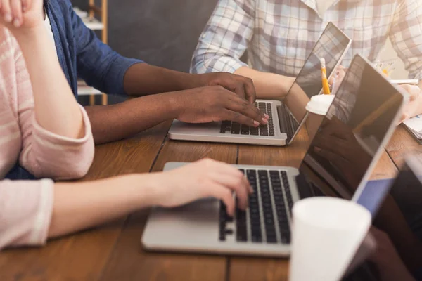 Programadores que trabajan en la empresa de desarrollo de software — Foto de Stock