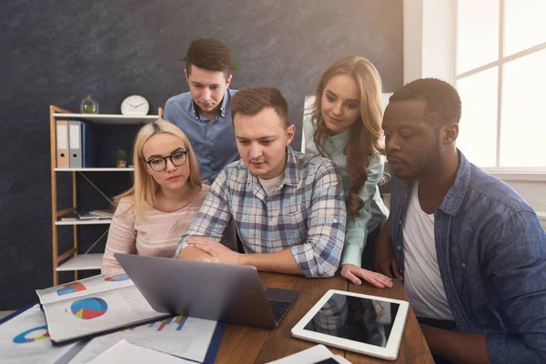 Joven equipo de negocios disfrutando del éxito en la oficina — Foto de Stock