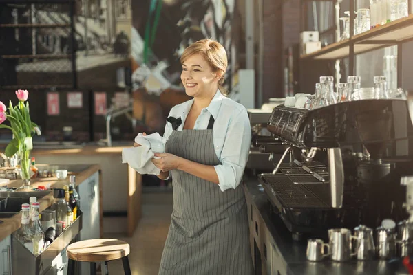 Ritratto di barista esperto al banco della caffetteria — Foto Stock