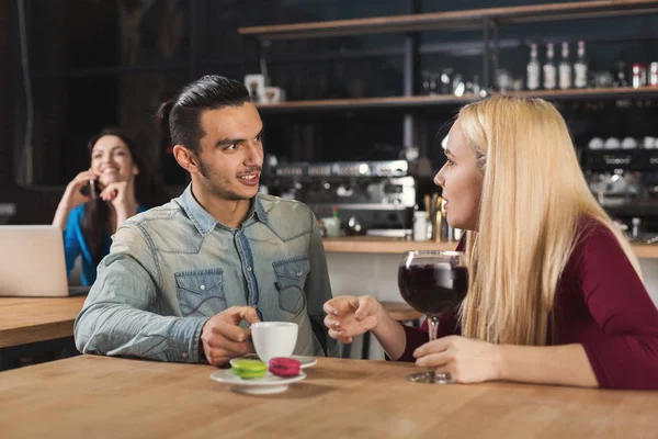 Boldog fiatal pár kávézóban kávét iszik — Stock Fotó