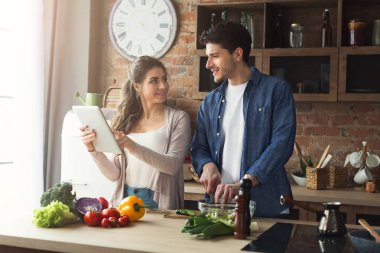 Güzel genç çift okuma tarifi Tablet
