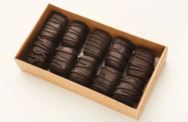 Vegane Bonbons in Schachtel isoliert auf weiß — Stockfoto