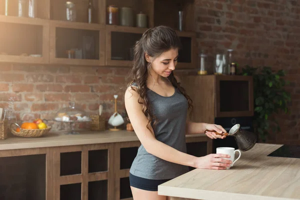 Feliz joven bebiendo café de la mañana en la cocina —  Fotos de Stock