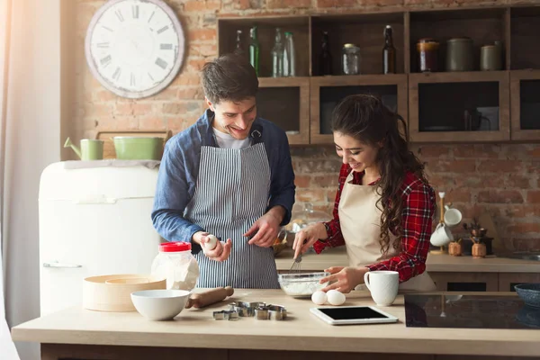 Gelukkige jonge paar bakken in loft keuken — Stockfoto