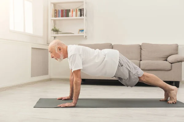 Komuta sizde fitness egzersiz, push up veya tahta — Stok fotoğraf