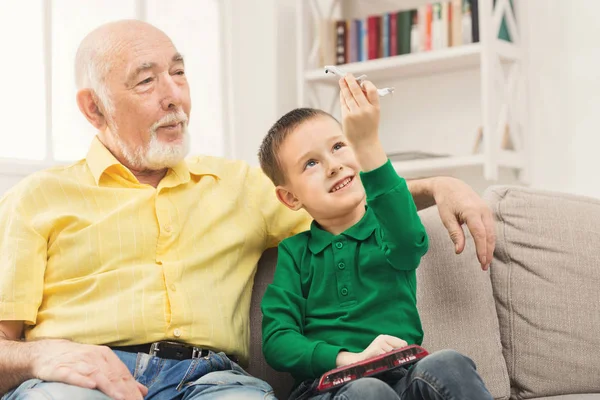 Niño jugando con el cristal de juguete con su abuelo — Foto de Stock