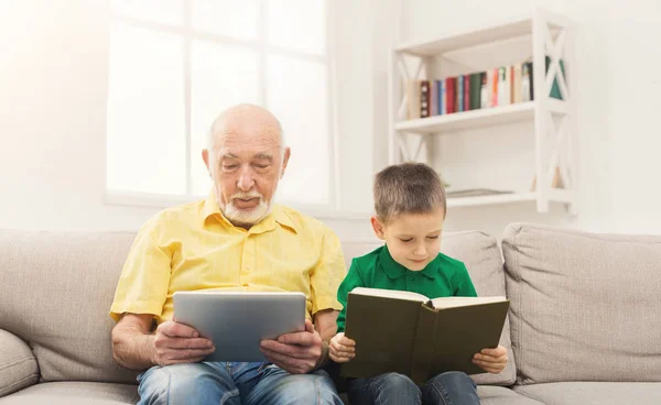 Evde dijital tablet kullanan yaşlı adam — Stok fotoğraf