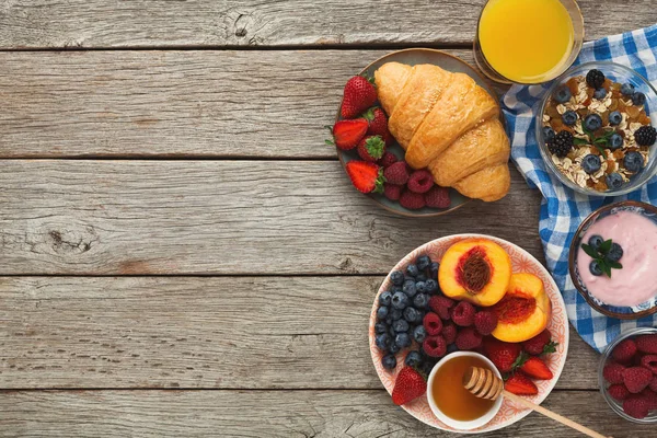 Croissant croccanti freschi e succo d'arancia per i pasti del mattino — Foto Stock