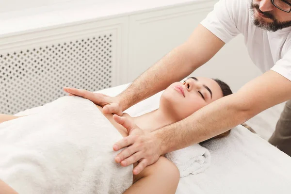 Frau genießt professionelle Massage im Wellnessbereich — Stockfoto