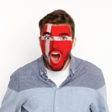 Danimarka bayrağı ile genç adam yüzü boyalı