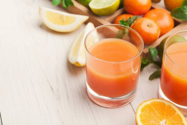 Yığın turuncu ve beyaz tahta üzerinde suyu cam