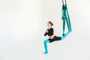 Beyaz arka plan üzerinde sinek yoga uygulamak kadın