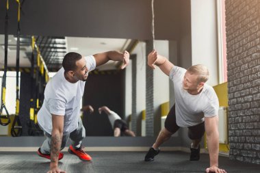 İki mutlu erkekler fitness egzersiz spor salonunda birlikte
