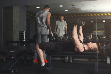 İki adam ile Halter salonunda egzersiz