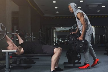 İki adam ile Halter salonunda egzersiz