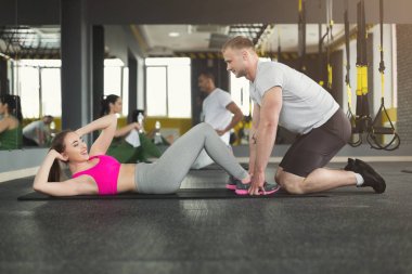 Egzersizi yapıyor fitness koçu yardım
