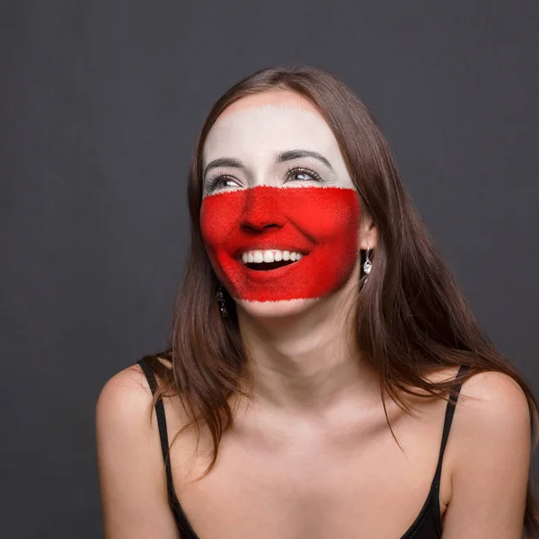 Νεαρή γυναίκα με Πολωνία σημαία ζωγραφισμένη στο πρόσωπό της — Φωτογραφία Αρχείου