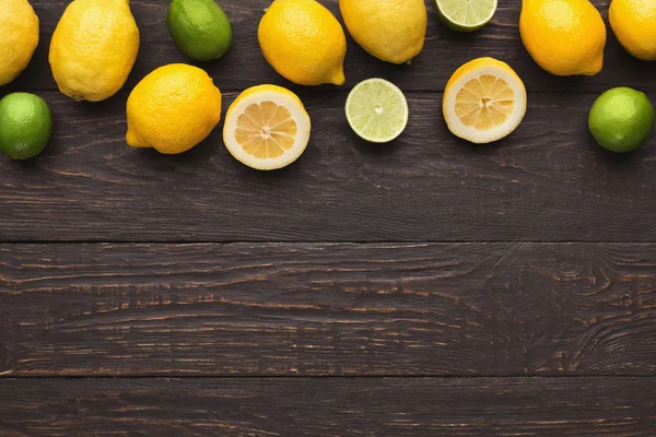 Odrůda zralých citrusových na dřevěné pozadí — Stock fotografie
