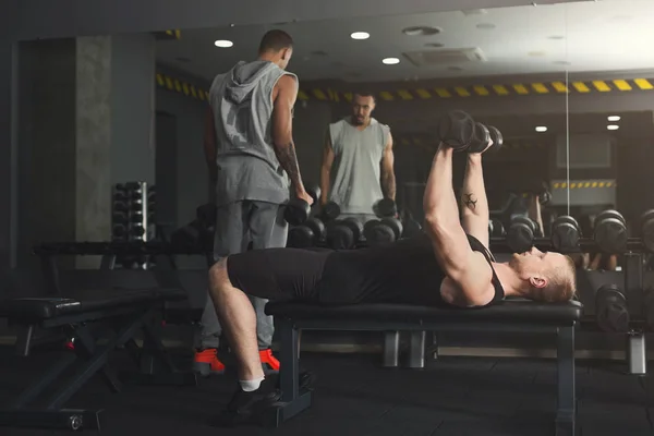 Dos hombres haciendo ejercicio con mancuerna en el gimnasio —  Fotos de Stock
