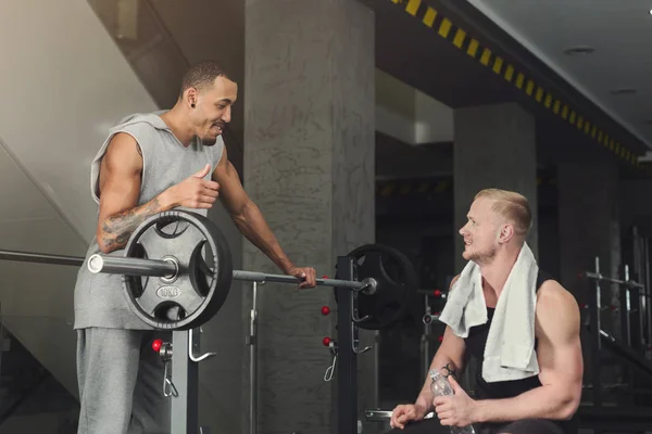 Homem e personal trainer exercitando com haltere — Fotografia de Stock