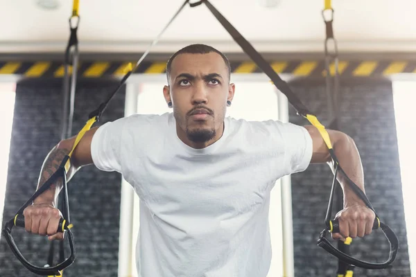 Uomo che esegue TRX sospensione allenamento in palestra — Foto Stock