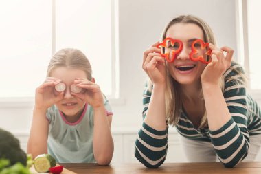 Güzel bir kadınla kızı yemek salata ve having fun
