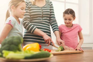 Kızları yemek salata kadınla