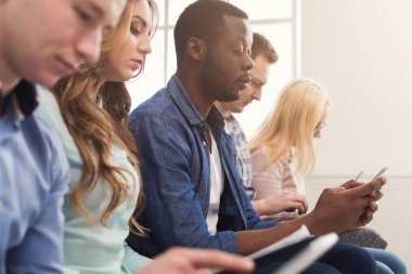 Grup iş adamları araçları kullanma