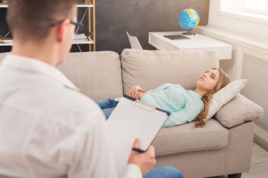 Koltukta yalan ve doktorla konuşurken üzgün kadın