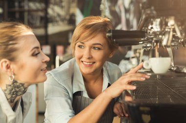 Deneyimli barista kahve profesyonel kahve makinesi