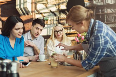 Ana sınıfı veren deneyimli gülümseyen barista