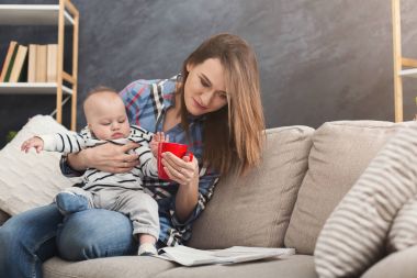 Çalışma ve bebek ile vakit genç anne