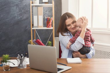 Genç çalışan anne bebek ile vakit