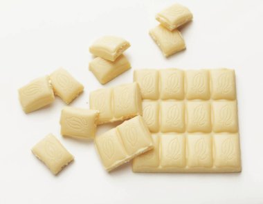 Beyaz üzerine izole edilmiş koyu çikolata çubuğu.