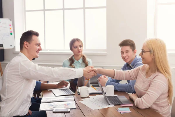 Obchodní handshake na multietnickou úřadu zasedání — Stock fotografie