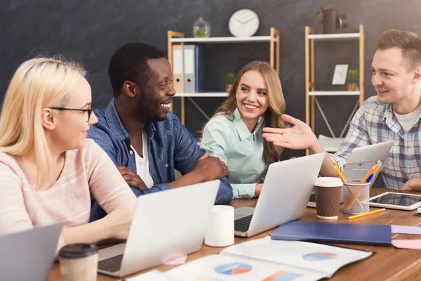 Equipo joven discutiendo proyecto en oficina moderna — Foto de Stock