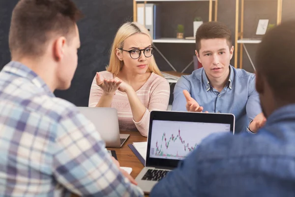 Equipo empresarial discutiendo los resultados de su trabajo —  Fotos de Stock