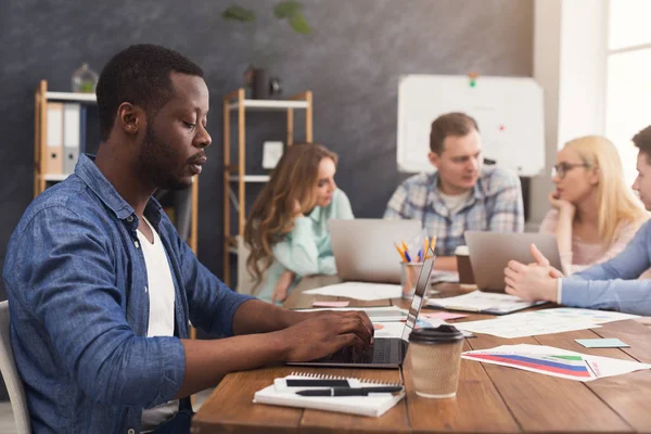 Equipo empresarial discutiendo los resultados de su trabajo — Foto de Stock