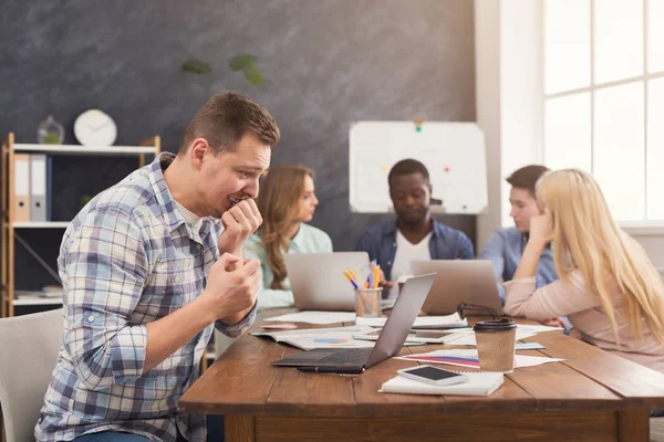 Equipo empresarial discutiendo los resultados de su trabajo — Foto de Stock