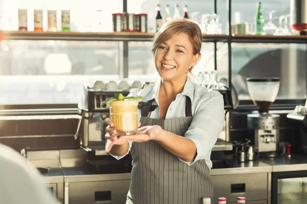 Gelukkig barman geven koffie cocktail bij café de balie — Stockfoto