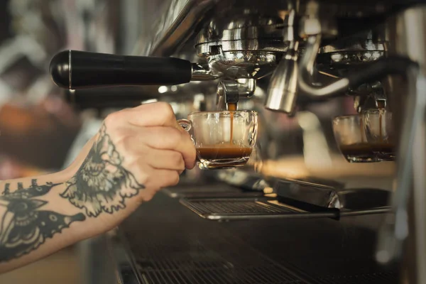 Closeup of female hand brewing espresso in professional coffee machine — Stock Photo, Image