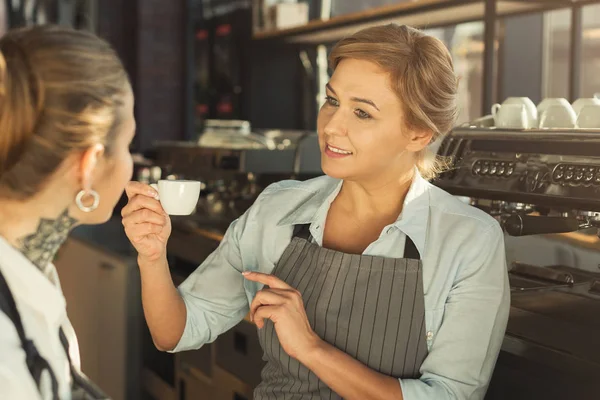 Erfahrene Barista und ihr Student teilen Erfahrungen — Stockfoto