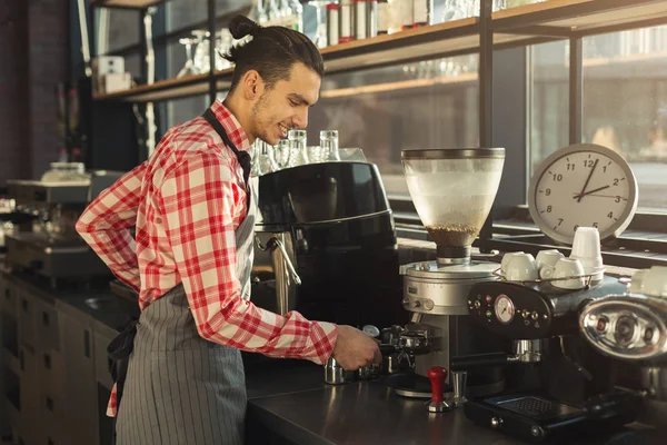 Barman elaborando espresso en cafetera profesional — Foto de Stock