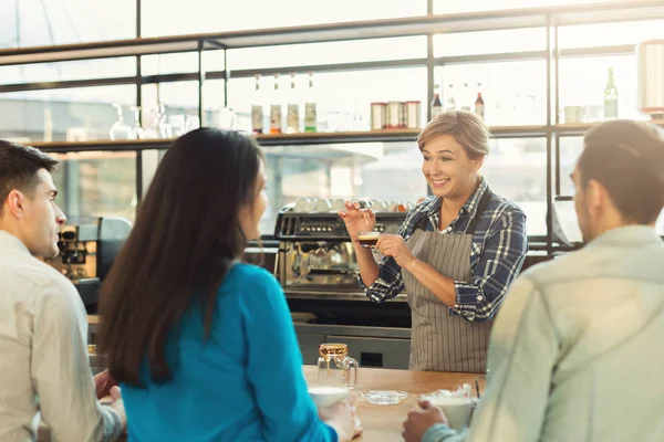 Ervaren lachende barista geeft Masterclass — Stockfoto