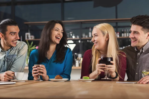 Felices jóvenes amigos tomando café en la cafetería —  Fotos de Stock